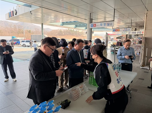 교통안전공단 등과 합동으로 교통안전 퀴즈 상식 이벤트 진행 모습