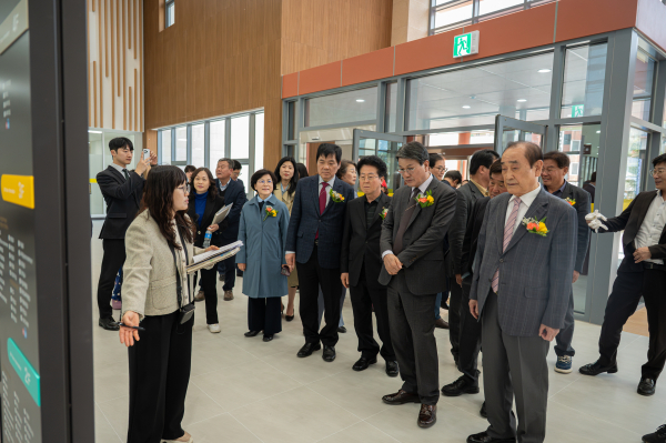 지난 26일 행복누리센터 준공식 이후 내부 시설 관람을 진행하고 있다.
