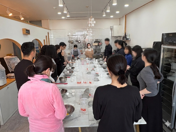 지난 28일, 세종 청년들이 직접 만든 디저트 만드는 모습