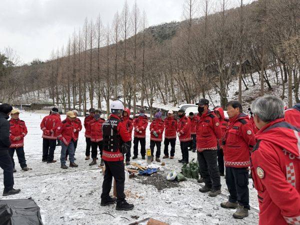 지난 2월, 산불재난대응단과 산불유급감시원을 대상으로 진화 차량 및 개인 장비 활용법 등 실전 교육을 진행하고 있는 모습