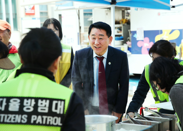 정림동 수밋들공원에서 진행된 사랑의 밥차 봉사활동 현장