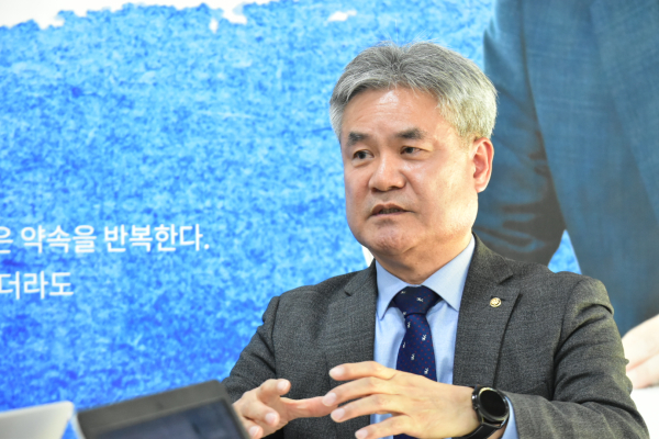 인터뷰 하는 안광식 세종시교육감 예비후보<br>