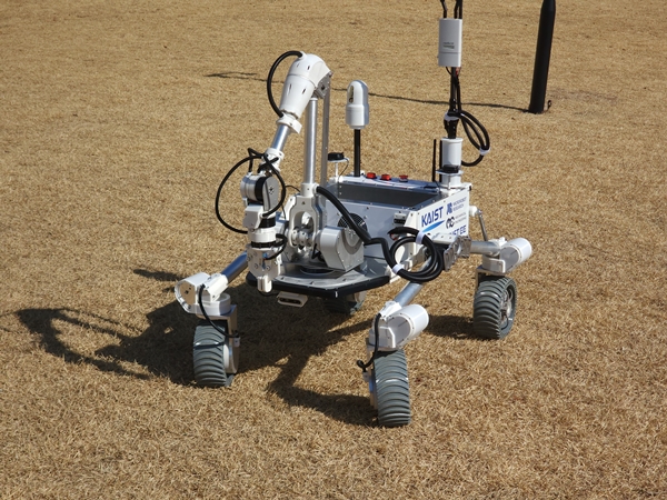 로버 GAP-1000의 매니퓰레이터 작동 및 과학 모듈 탑재 상태