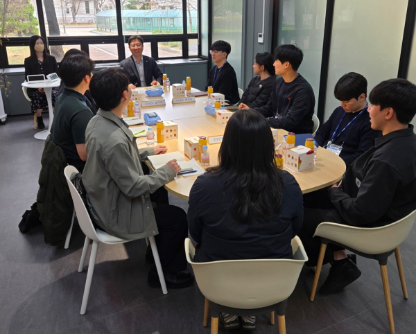 성창훈 사장이 타운 홀 미팅에 참석해 직원들과 의견을 나누고 있다.