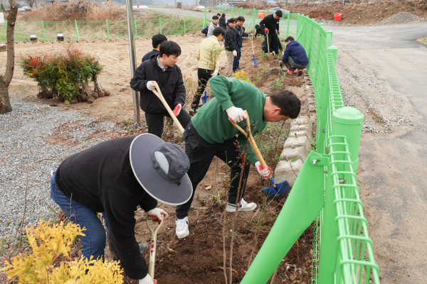 식목행사에 참여하고 있는 직원들