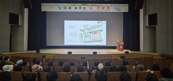 ‘노화를 늦추는 뇌 건강법’ 주제의 특별 강연 모습