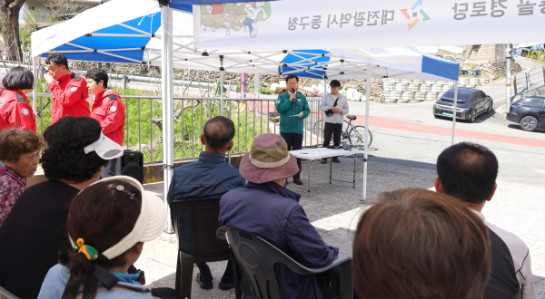 실제 산사태 예비경보 상황을 가정한 민관합동 대피훈련 진행 모습