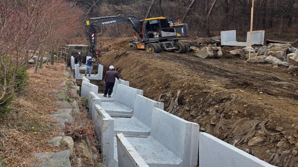 서산시가 시민과 대화에서 접수된 건의사항에 따라 배수로 정비를 진행하는 모습