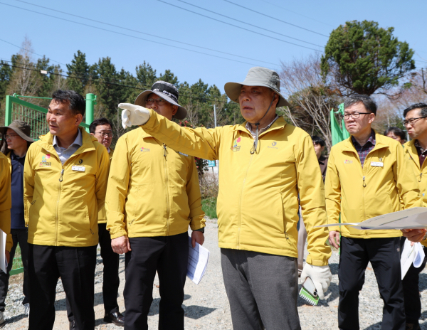 지난 16일 현장에서 점검중인 점검단 모습.
