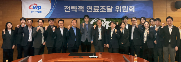 서규석 서부발전 미래사업부사장(왼쪽 일곱 번째)과 신현돈 인하대학교 에너지자원공학과 교수(아홉 번째), 손석훈 현대글로비스 팀장(여덟 번째) 등 참석자들이 기념촬영