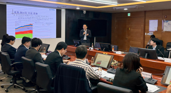 신현돈 인하대학교 에너지자원공학과 교수가 ‘액화천연가스 연료 시장 동향 및 전망’을 주제로 발표하는 모습