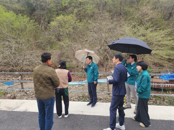 김낙철 서구 부구청장이 17일 기성동 일대 불법 점용 시설 실태를 점검하고 있다