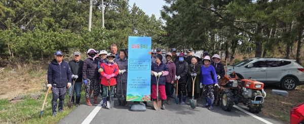 보령시, 한국중부발전(주)·산림조합·주민과 삽시도 동백숲 조성 나무식재 기념사진