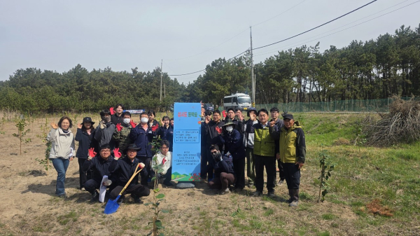 보령시, 한국중부발전(주)·산림조합·주민과 삽시도 동백숲 조성 기념사진