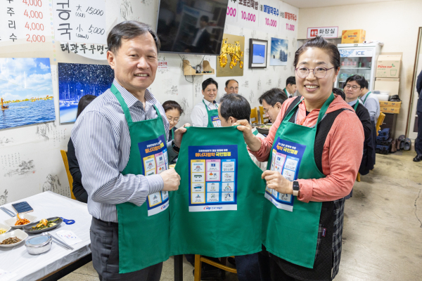 이정복 서부발전 사장(왼쪽)과 지역 상인이 기념 촬영하는 모습