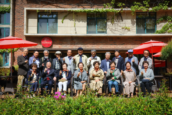 한남대 66학번 입학 및 8회 졸업생 동문들이 개교70년을 맞은 모교 방문 기념사진