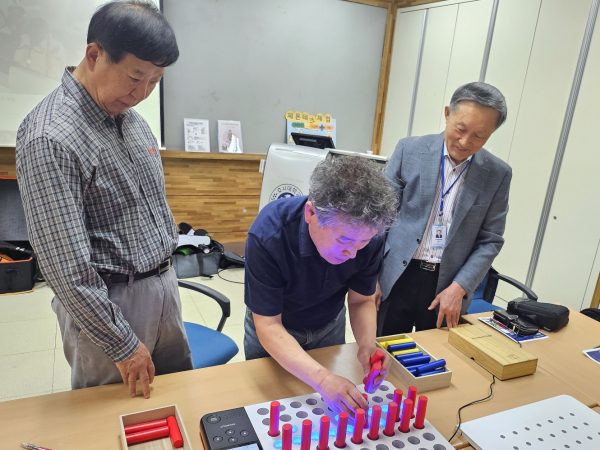 참가자들이 치매 예방 및 인지기능 향상을 돕는 디지털 훈련기기를 체험하고 있다