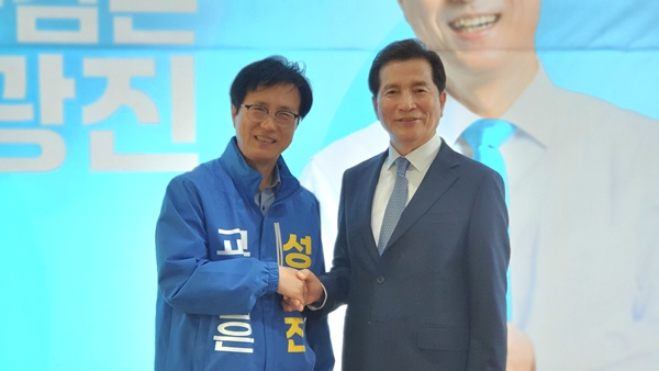 권혁대 전 목원대 총장(오른쪽)이 성광진 대전교육감 예비후보에 대한 지지를 선언했다.