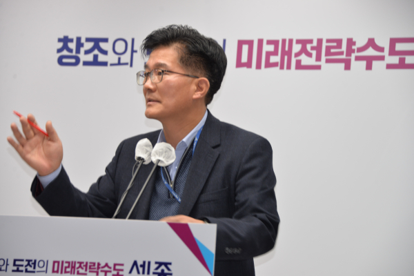 브리핑 하는 류제일 세종시 문화체육관광국장<br>