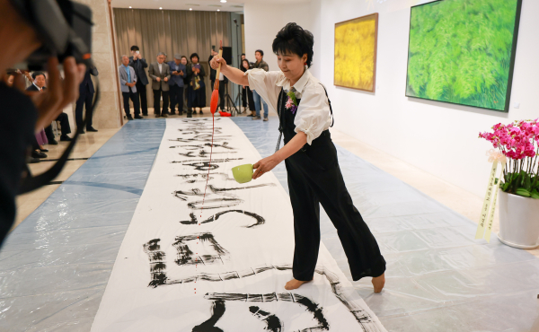 「빛, 순간에서 영원으로」의 전시회 개최