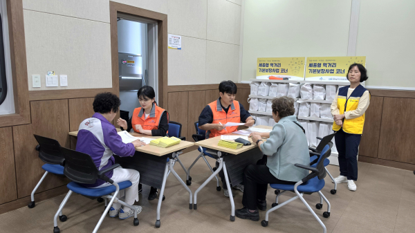 세종형 먹거리 기본보장사업 코너를 이용하는 세종시민 모습