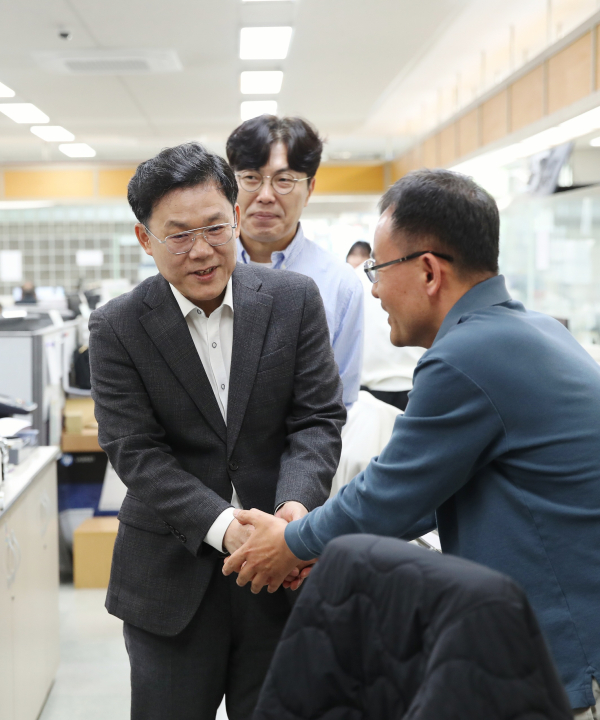 고유가 피해지원금 접수 현장 격려사진(서구청장 김낙철 권한대행)