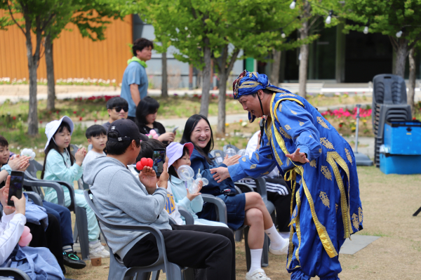 29일 국립춘천숲체원에서 열린 ‘숲으로 한걸음, 일터로 한걸음’ 오프닝 공연 알라딘마술쇼에서 참가 어린이가 풍선을 받고 기뻐하고 있다.