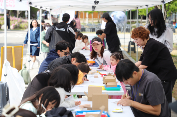 지난 29일 국립춘천숲체원 아침못마당 체험부스에서 행사 참석자들이 아크릴무드등을 만들고 있다.