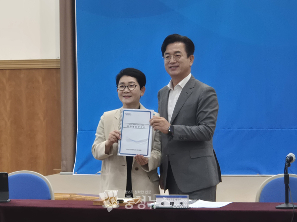허태정 대전시장 당선인이 박정현 인수위원장과 활동보고서를 들고 기념 촬영하고 있다.