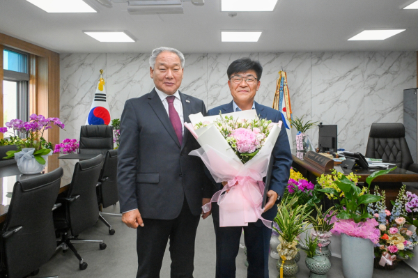 왼쪽부터 이용우 부여군수, 이동유 부군수 / 부여군 제공