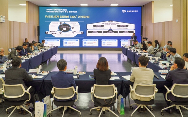 교육부와 기획예산처 합동 국립한밭대학교 현장 방문 시 우승한 라이즈사업단장 발표 모습