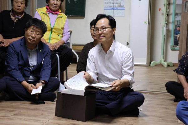 윤용근 의원 부여 석성면 밤마실 간담회 모습