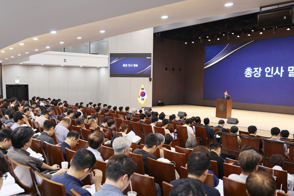 25일 새롭게 단장한 인간사랑관 ‘현곡대강당’에서 ‘2026학년도 2학기 전체교수회의’를 개최한 가운데, 송병국 총장이 인사말을 하고 있다.