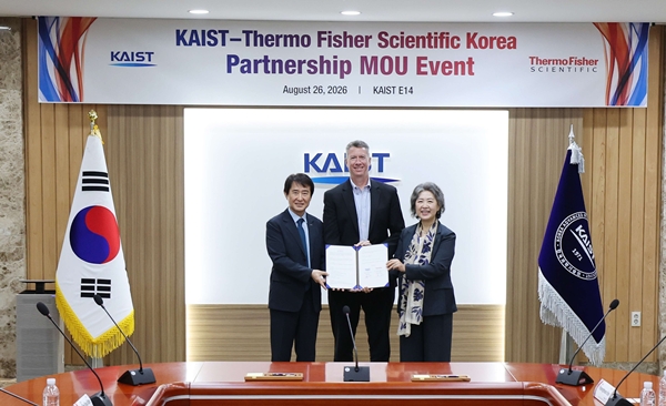 KAIST-써모피셔 업무협약식. (왼쪽부터) 배충식 KAIST 총장, 댄 샤인 써모 피셔 사이언티픽 부회장, 석수진 써모 피셔 사이언티픽 한국대만 대표