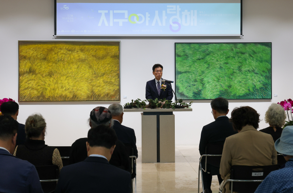 백석대 山史현대시100년관 '지구야 사랑해'展 개막행사에서 송기신 총장이 환영사를 하고 있다.
