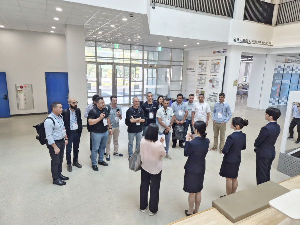 모로코 연수생들이 한국기술교육대학교 다담미래학습관 재학생 도슨트를 통하여 견학하고 있다.