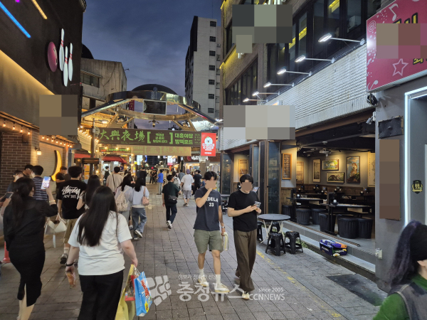 13일 오후 7시경 대전 중구 대흥야장 메인 무대 앞 식당이 텅 비어있는 모습.