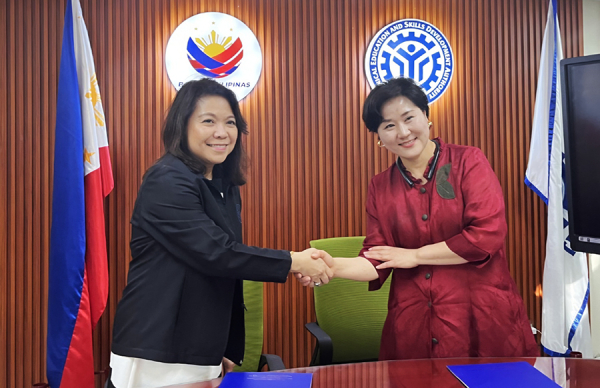 필리핀 TESDA 수도권(NCR) 지역국장 Angelina M. Carreon(왼쪽)과 더영메디 정혜임 대표가 악수하고 있다.