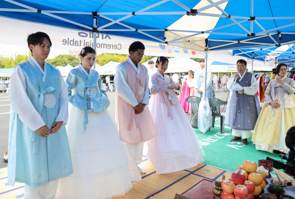외국인 유학생들이 추석 차례를 경험하고 있다