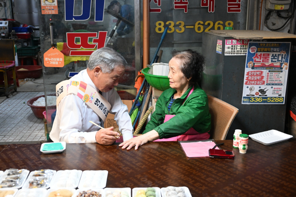 이용우 부여군수 전통시장 방문 모습
