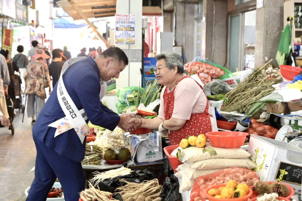 최원철 공주시장, 전통시장 장보기 행사 및 캠페인 모습
